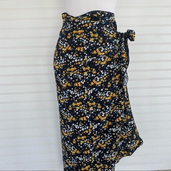 Ditsy floral wrap skirt Size 1X NEW - Picture 3 of 14